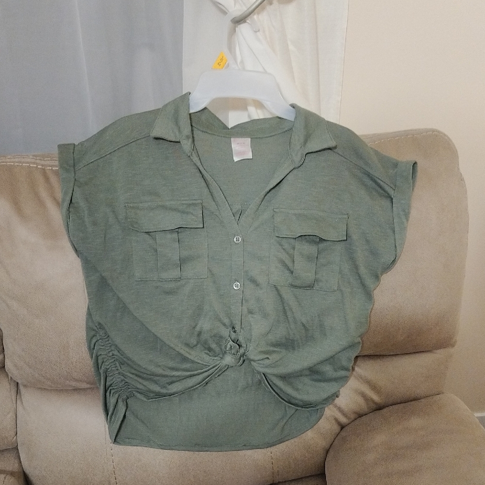 Casual Olive Green Button-Up Shirt with Front Tie
